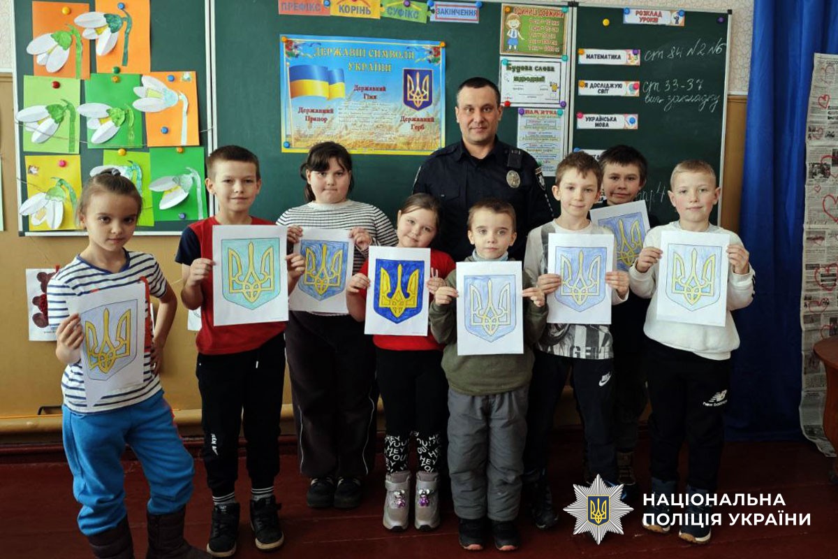 Поліцейські проводять патрітичний урок