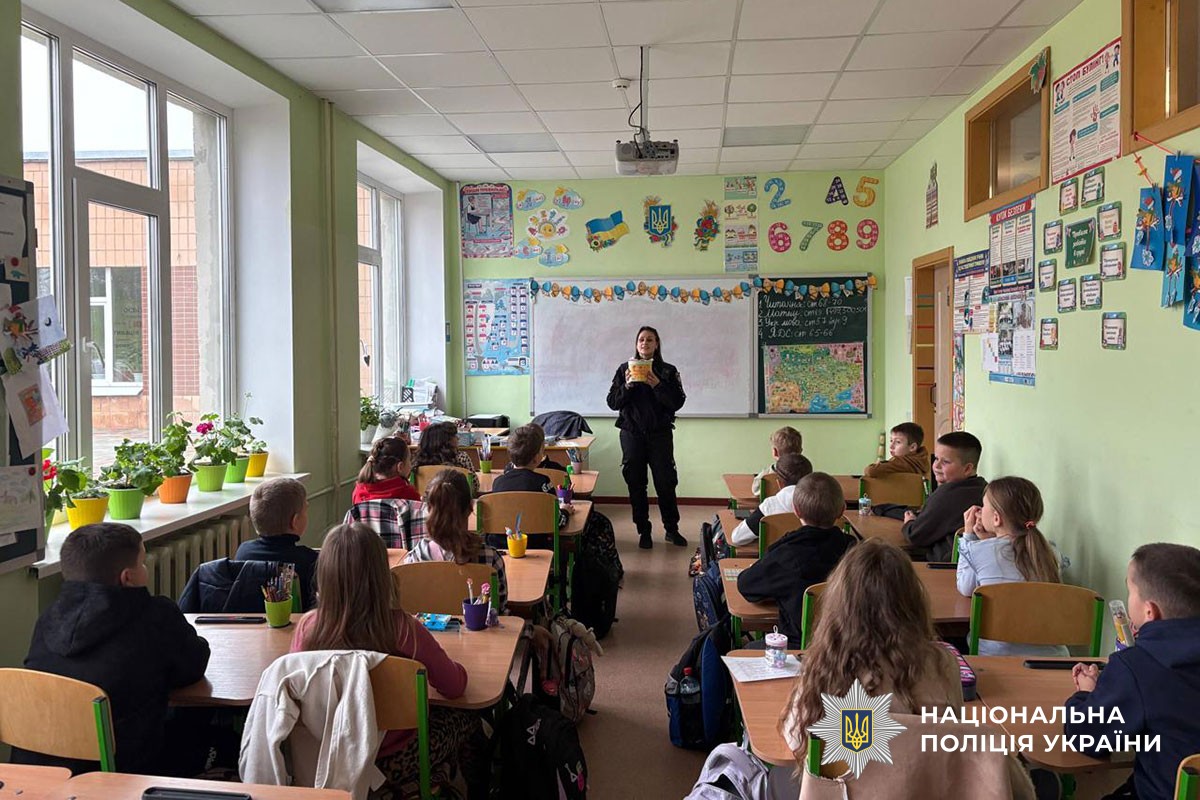Поліцейська проводить урок для дітей з протидії насильства