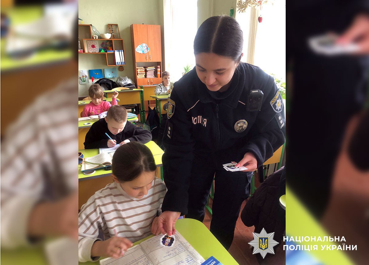 Поліцейська читає лекцію для дітей