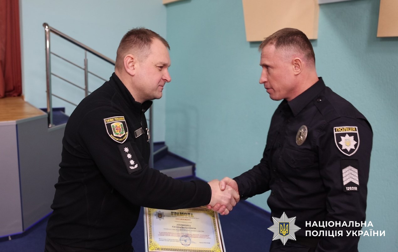 Роман Ніколаєнко вітає працівника конвойної служби