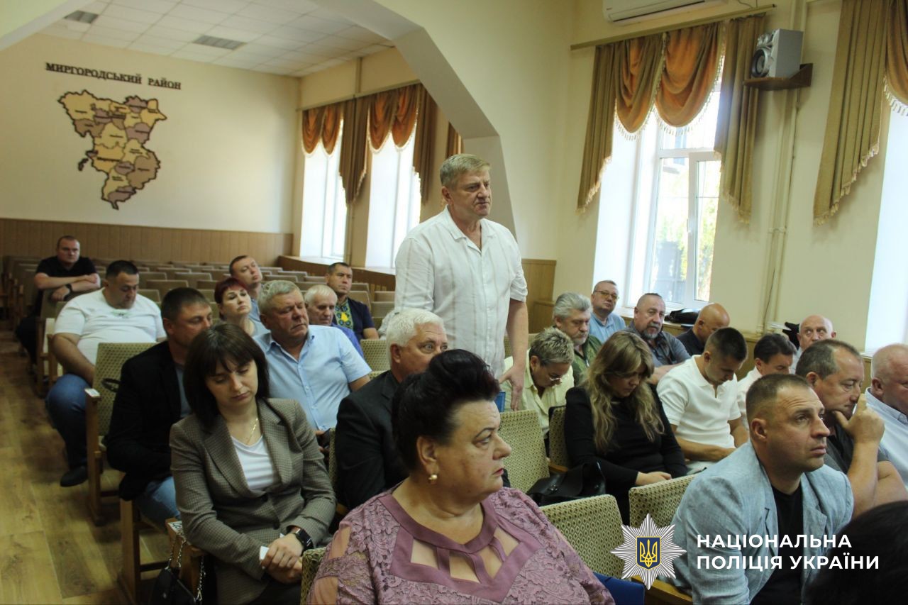 Грмоадськість спілкується із начальником поліції Миргородщини 