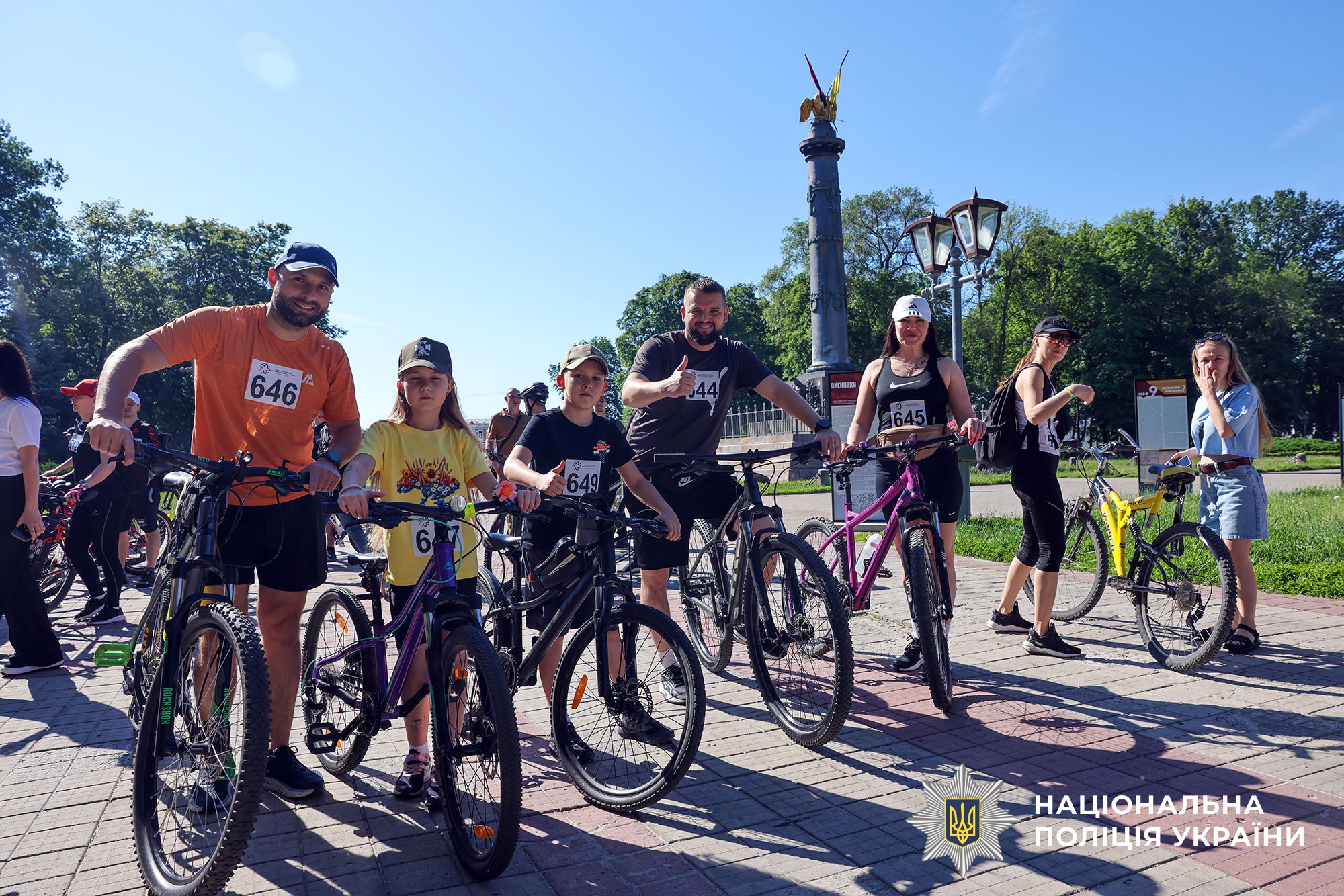 Підтримка ветеранів та ветеранок через спорт: поліцейські Полтавщини взяли участь у велозаїзді