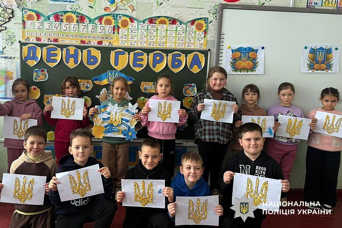Поліцейські проводять патрітичний урок