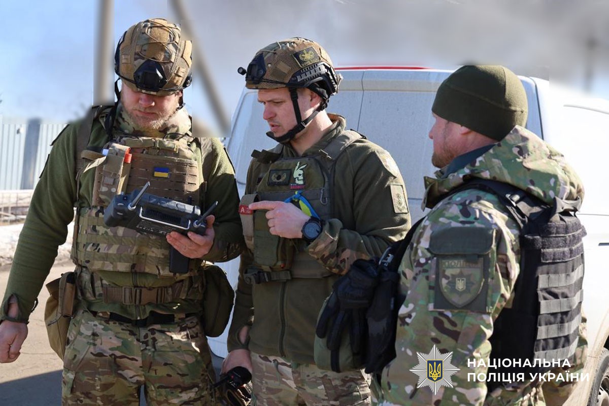 Працівники вибухотехнічної служби поліції працюють на місці події