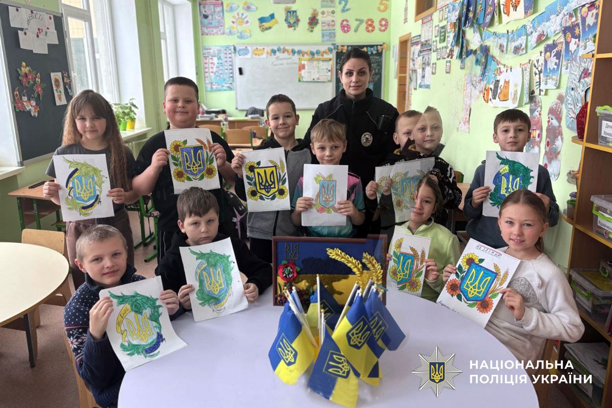 Поліцейські проводять патрітичний урок