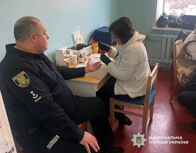 поліцейський здає кров