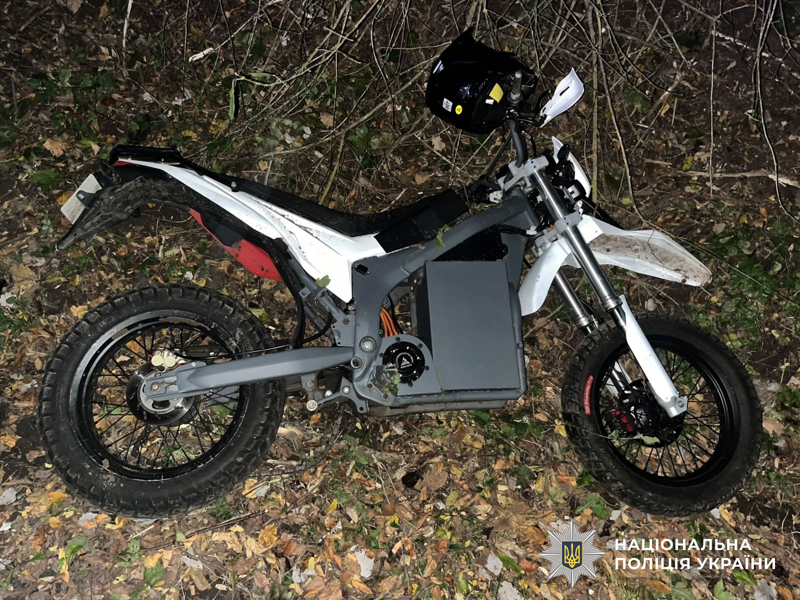 На Полтавщині електромотоцикл зіткнувся з деревом: поліція з’ясовує обставини події