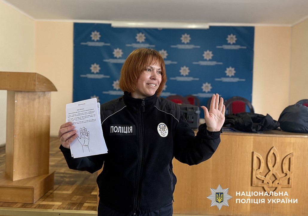 Поліцейські проводять екскурсію в поліцію