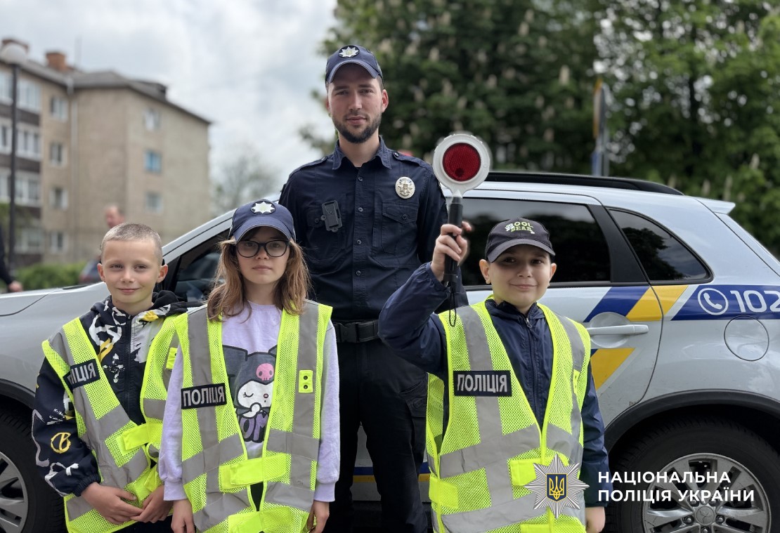 Поліцейські спілкуються з дітьми про безпеку