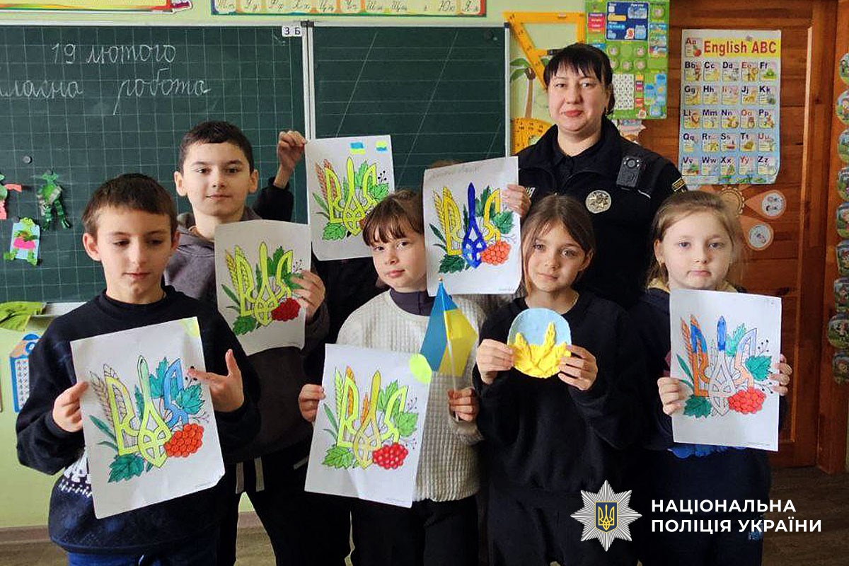 Поліцейські проводять патрітичний урок