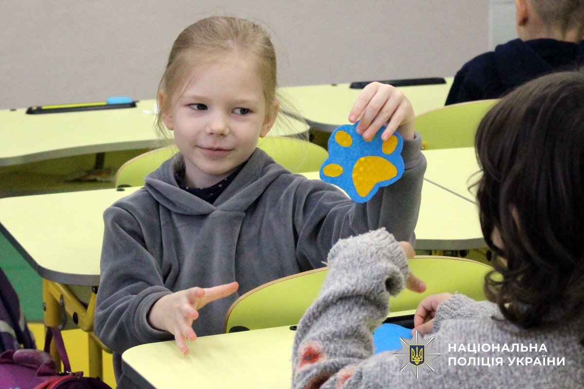 дівчинка показує виготовлений флікер