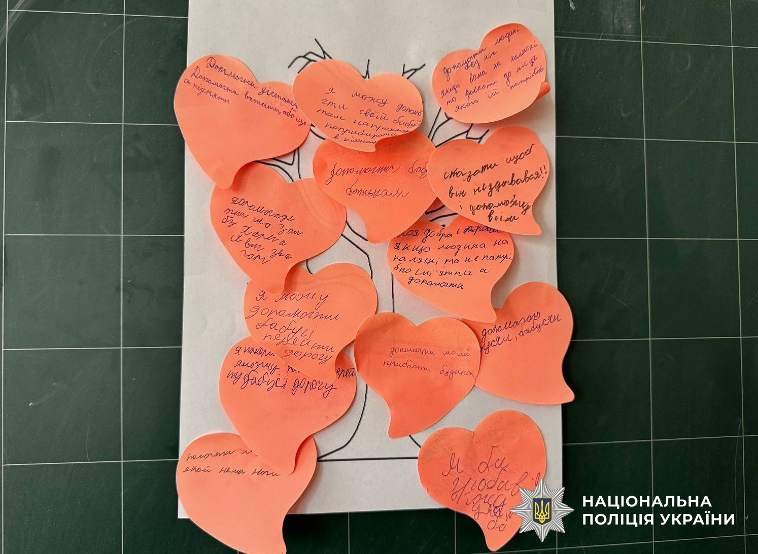 Поліцейська проводить урок для учнів