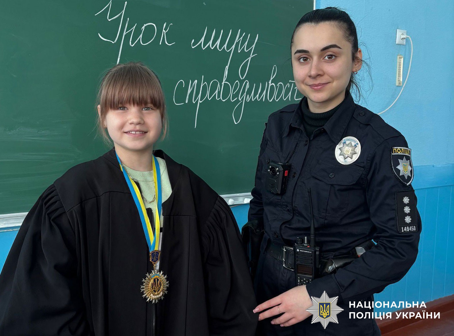 Поліцейська проводить урок для дітей