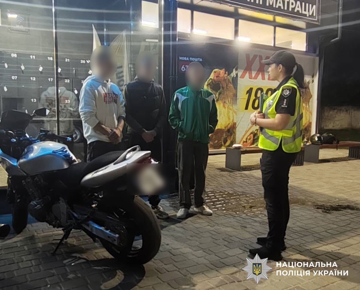 Поліцейські спілкуються з дітьми про безпеку