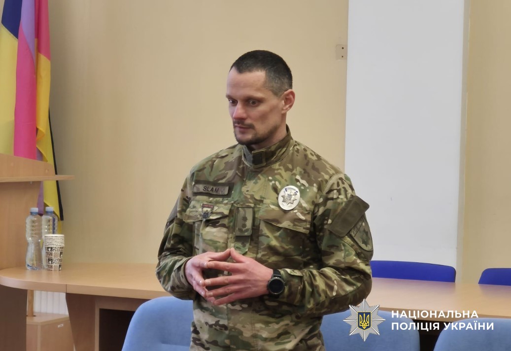 Вячеслав Ясько спілкується з ветеранами