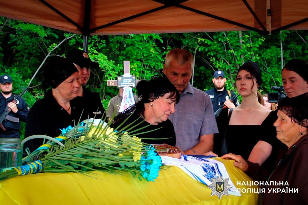 поліцейські прощаються з колегою