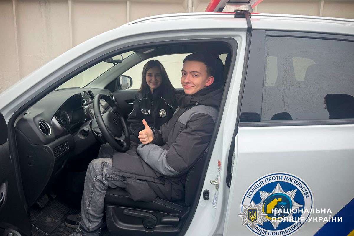 дитина в службовому авто