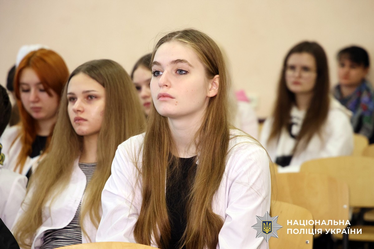 Студенти які слухають лекцію