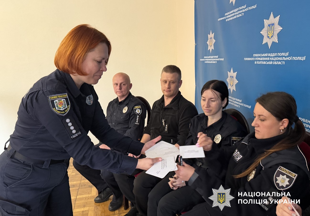 поліцейська проводить тренінг