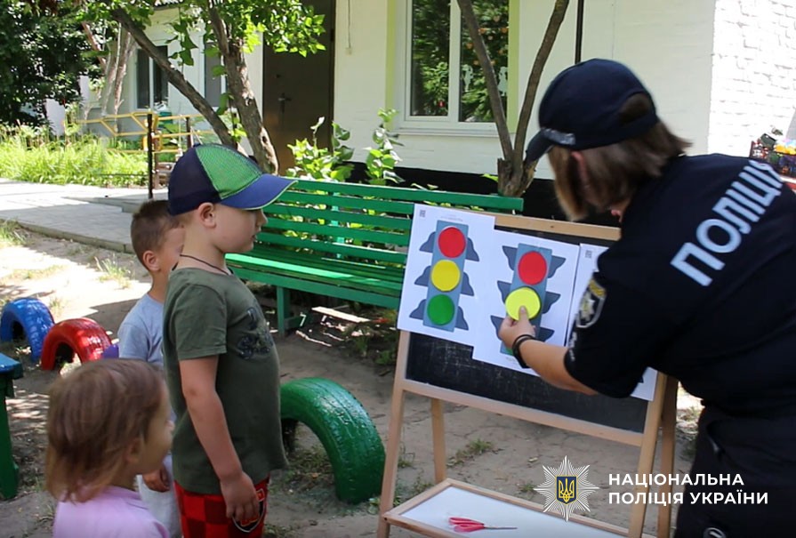 У Миргороді поліцейські навчають дошкільнят безпечній поведінці на дорозі