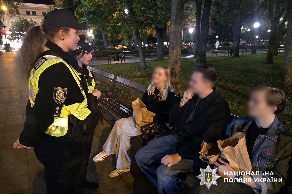 поліцейські спілкуються з дітьми