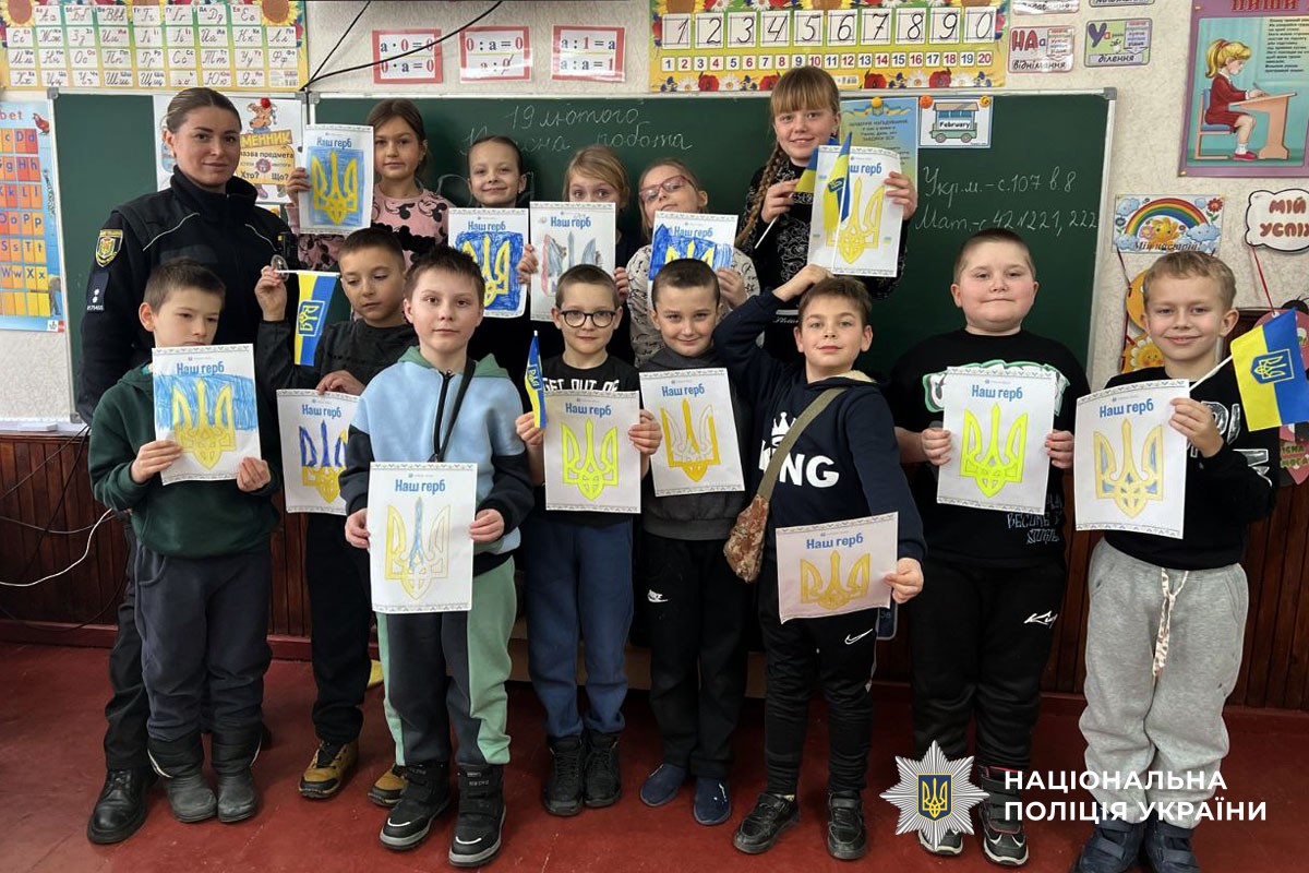 Поліцейські проводять патрітичний урок