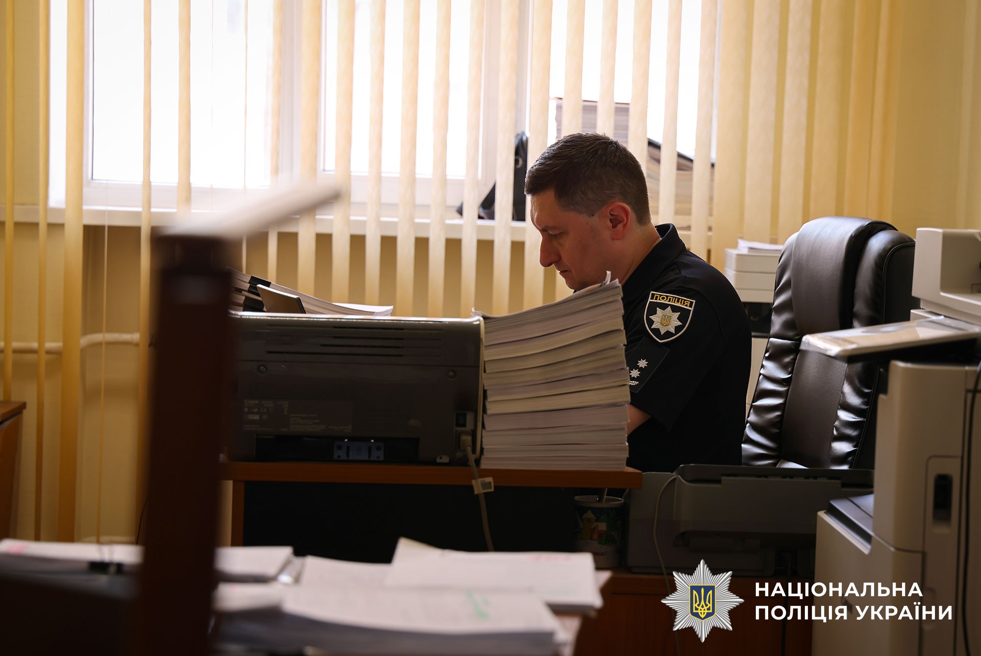Поліцейський працює на робочому місці
