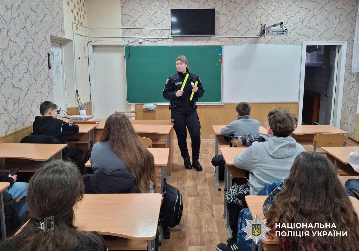 Поліцейська проводить урок з безпеки дорожнього руху для дітей