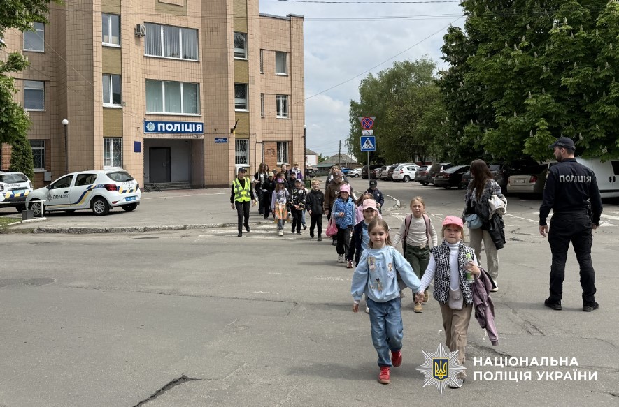 Поліцейські спілкуються з дітьми про безпеку