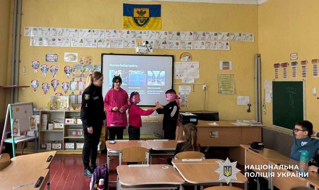 Поліцейська проводить урок для учнів