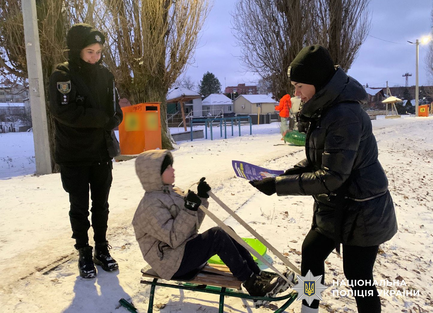 Поліцейські попереджають дітей про небезпеку під час перебування біля водойм