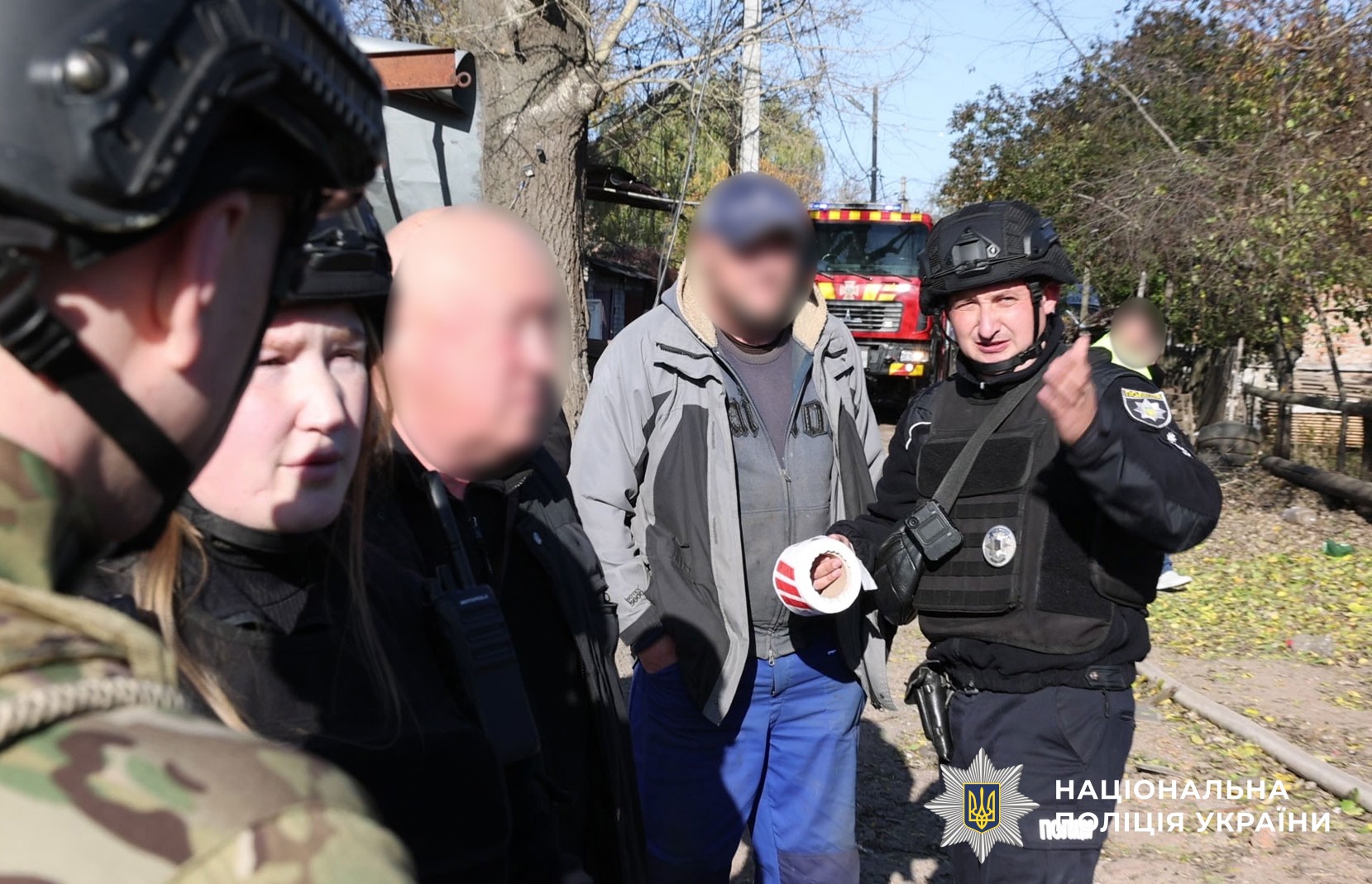 поліцейський працює на місці події