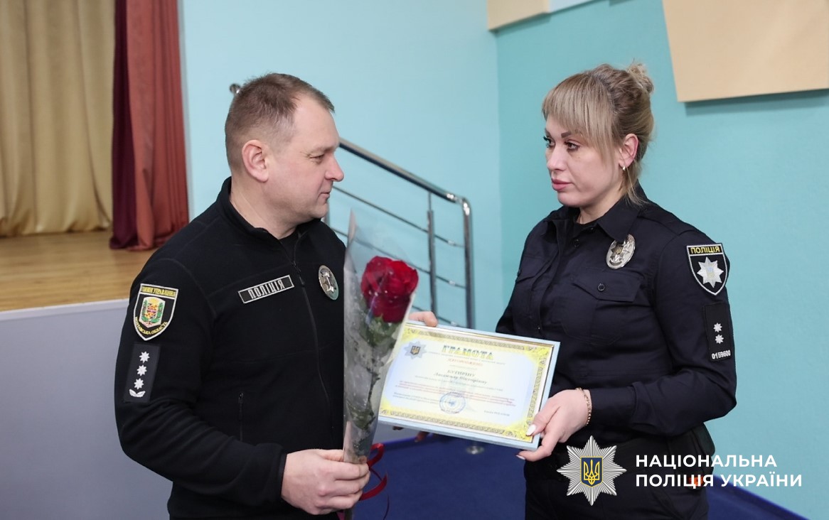 Роман Ніколаєнко вітає працівника конвойної служби