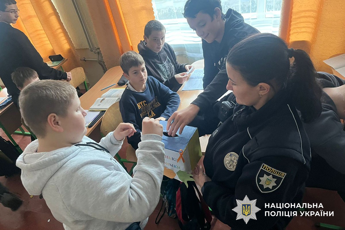 Поліцейська проводить урок для дітей з протидії насильства