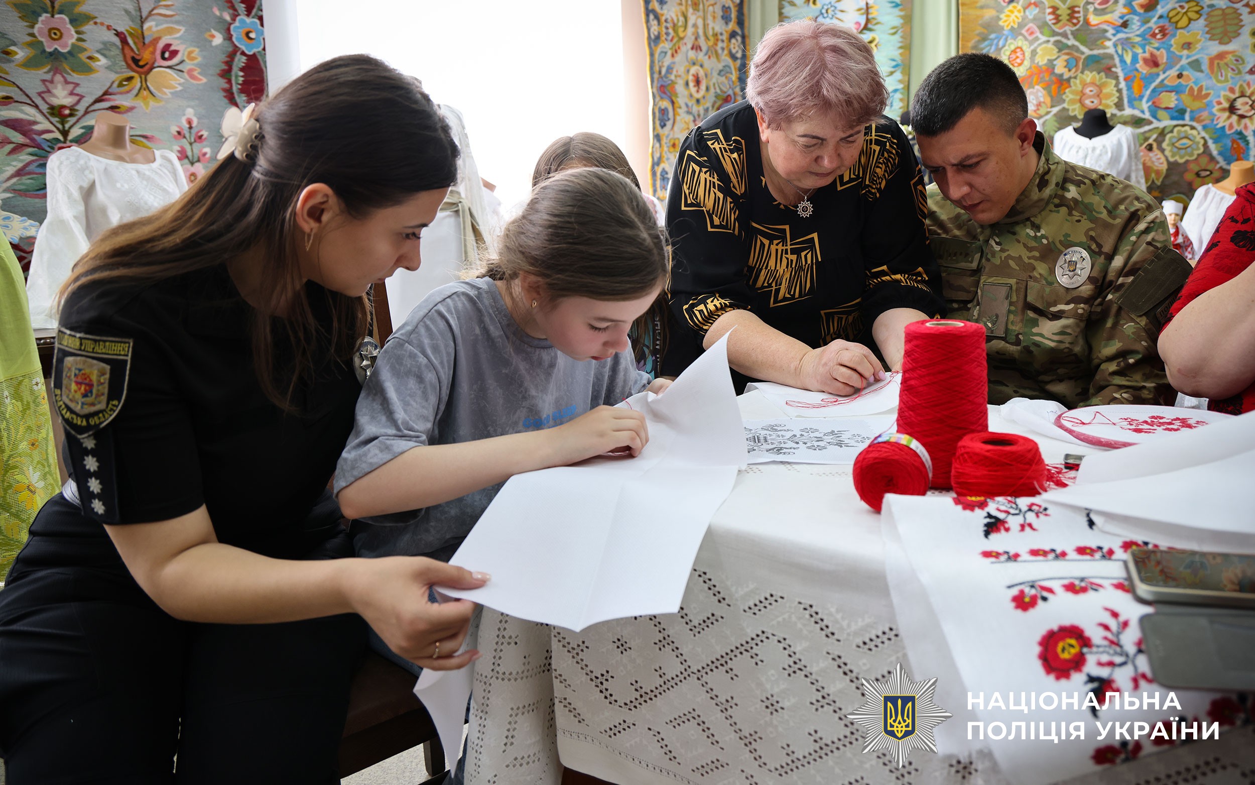 Поліцейські та діти займаються вишиванням 