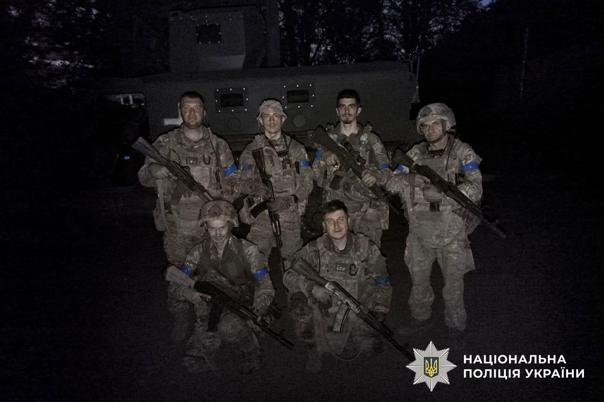 Колективне фото Михайла Главатських з побратимами на війні