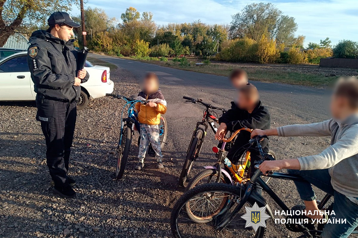 Інспекторка спілкується із дітьми щодо дотримання ПДР