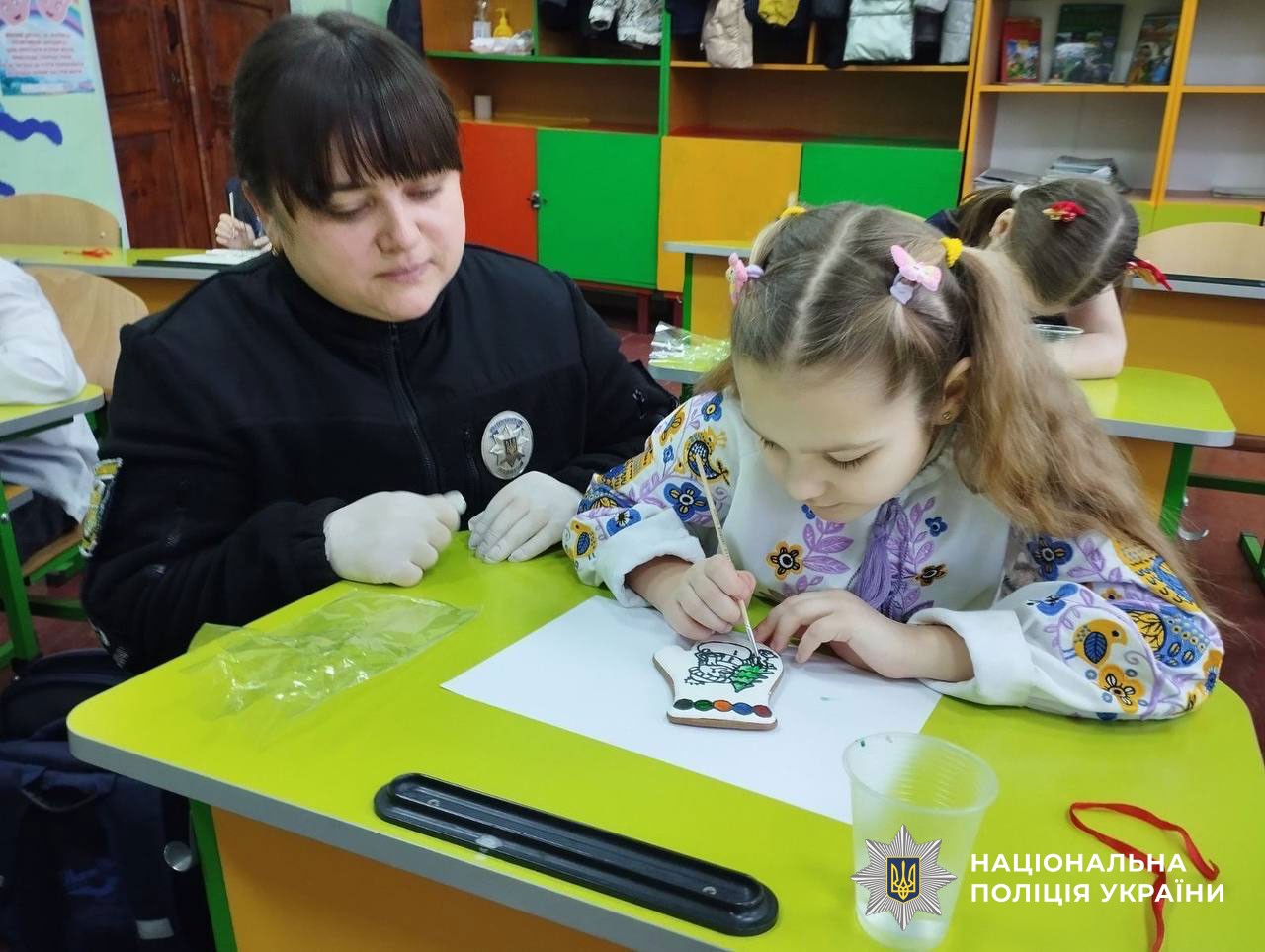 Поліцейська з дітьми проводить заняття