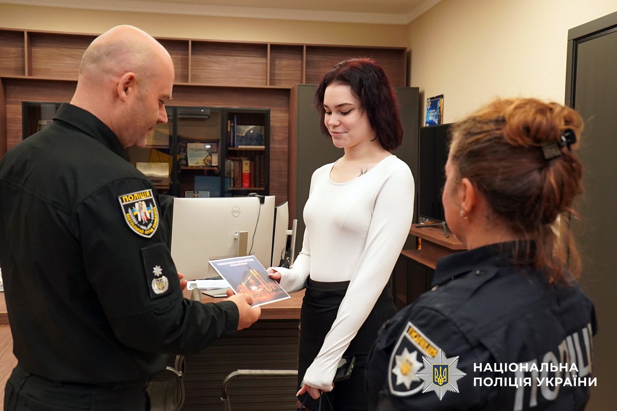 Генерал вітає дитину із святом