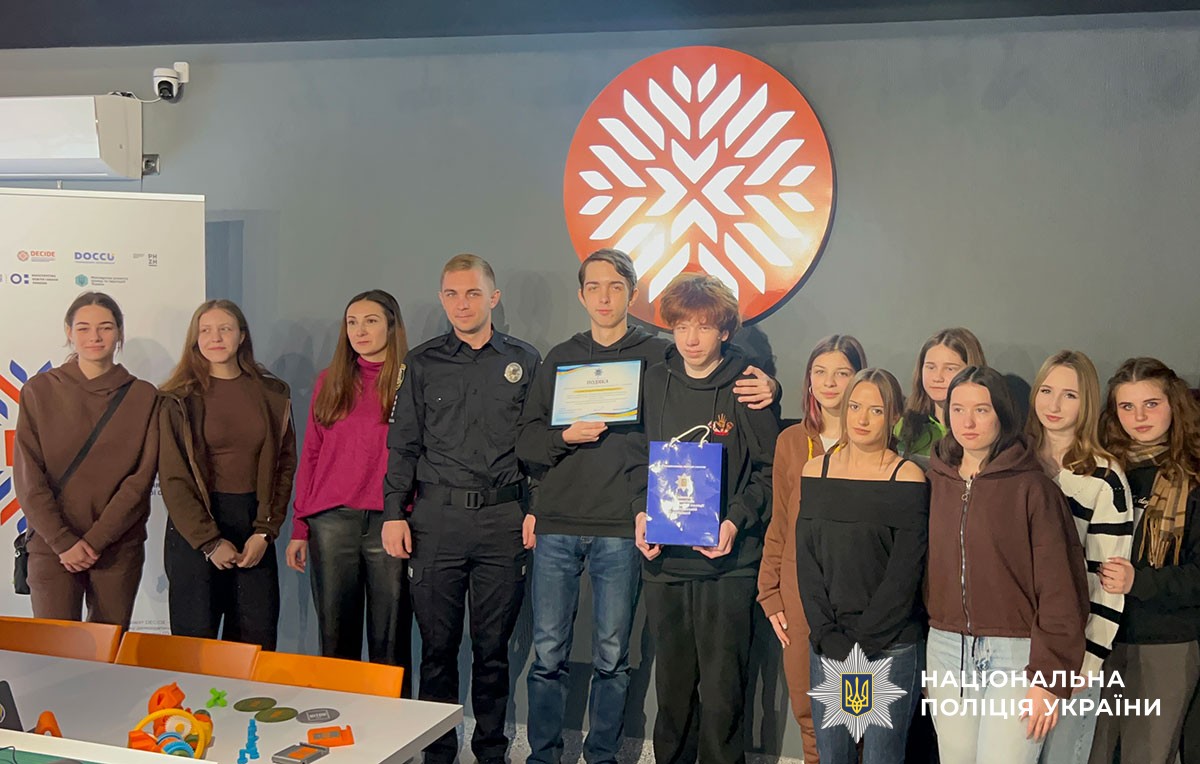 Поліцейські привітали дітей за участь у конкурсі