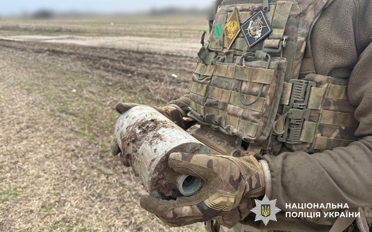 Працівники вибухотехнічної служби поліції працюють на місці події