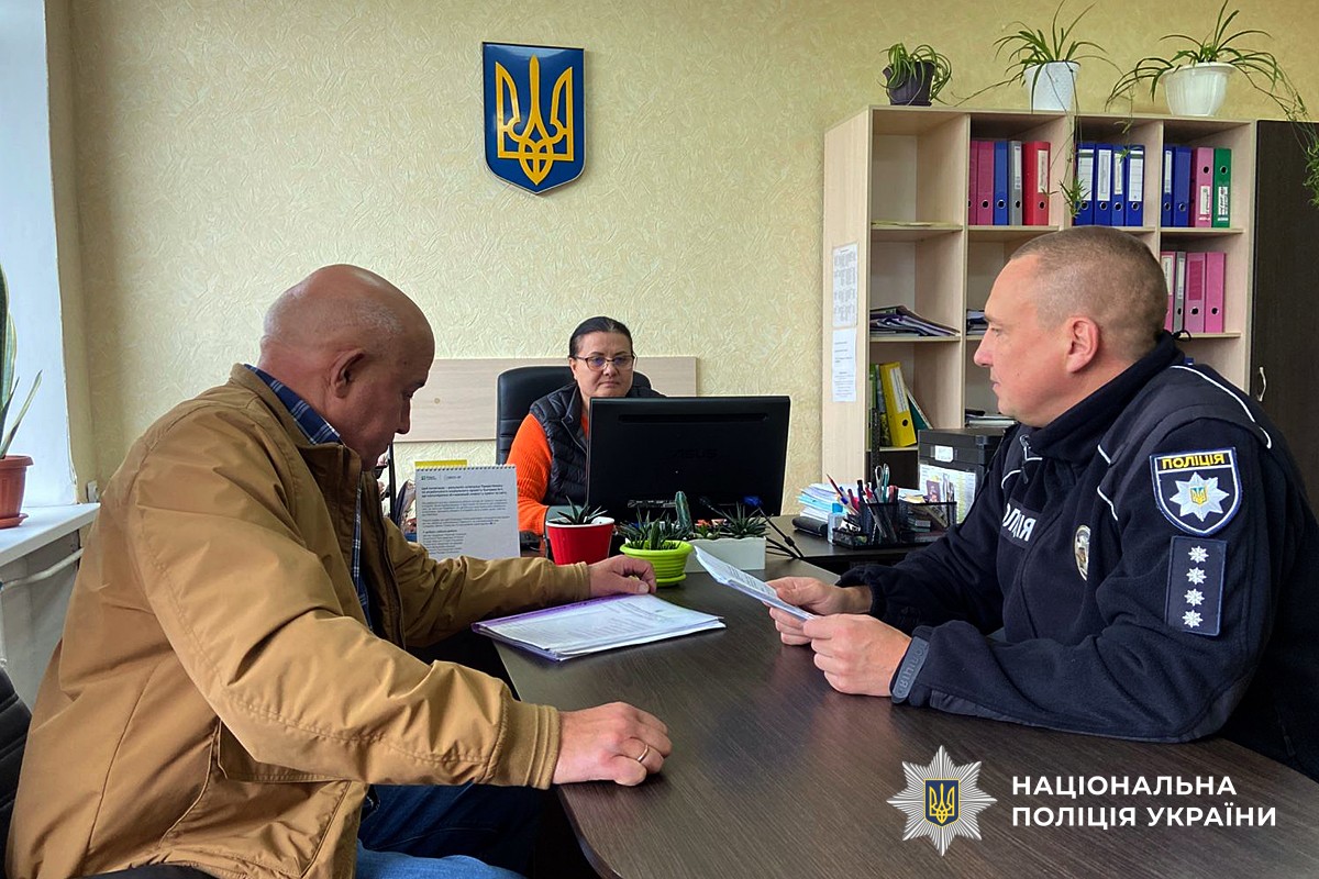 Представники місцевого самоврядування та поліцейські обговрюють план дій у разі надзвичайних ситуацій