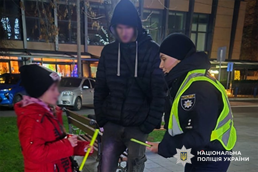 Поліцейська говорить із дитиною