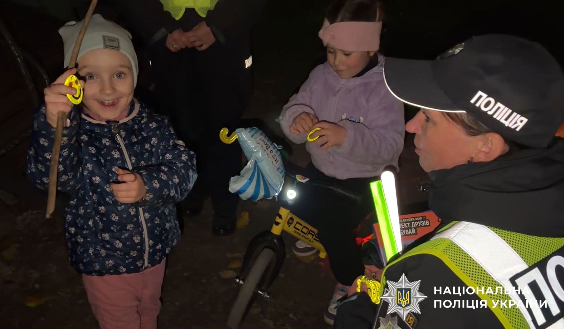 поліцейська вручає флікер дитині