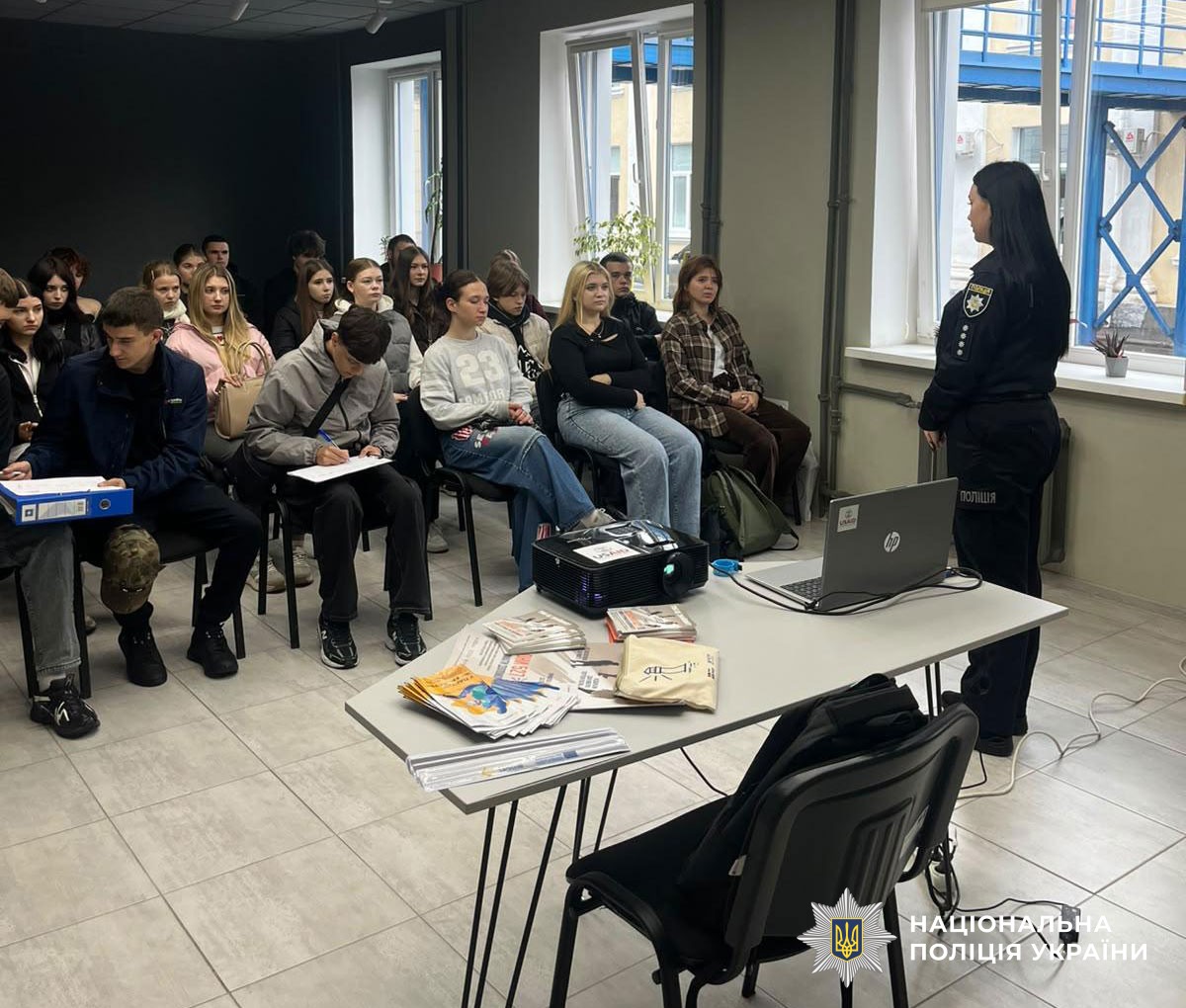 поліцейська проводить зустріч для старшокласників 