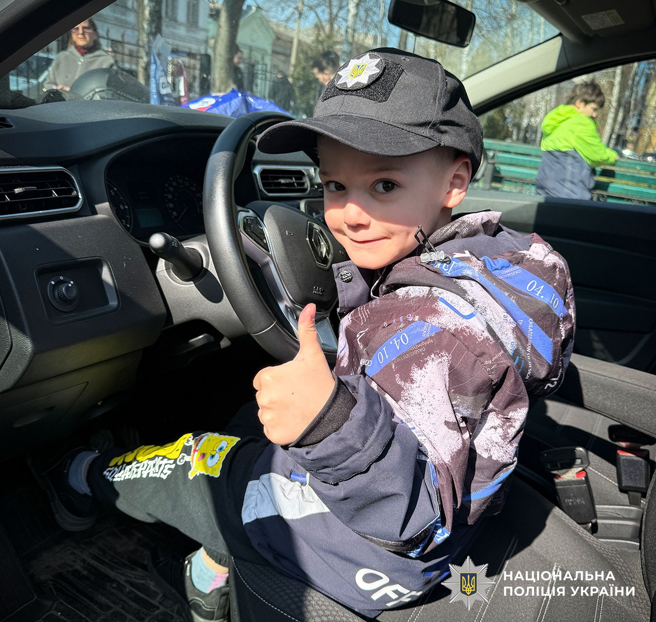 Канікули з користю: у Кременчуці школярів навчали правил безпечної поведінки та знайомили з професією поліцейського