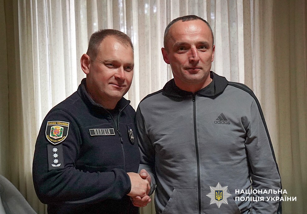 Ніколаєнко тисне руку захиснику