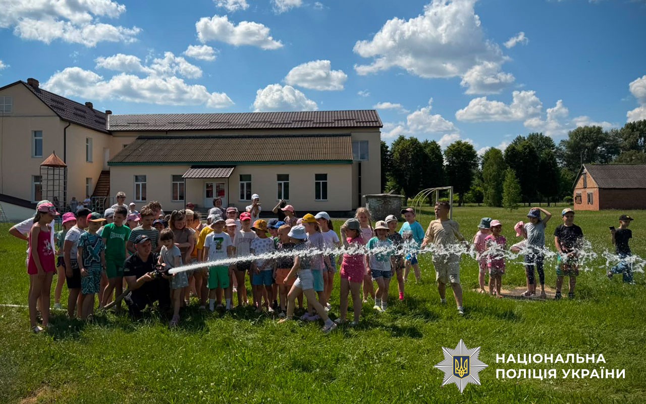 Безпечні канікули з користю: поліцейські та рятувальники Миргородщини провели для дітей пізнавальний захід