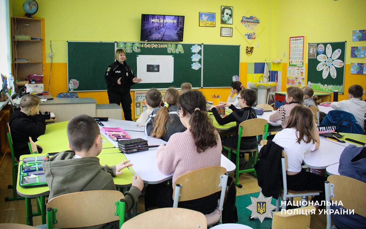 «Засвітись в темряві»: миргородські школярі вчились бути помітними на дорозі