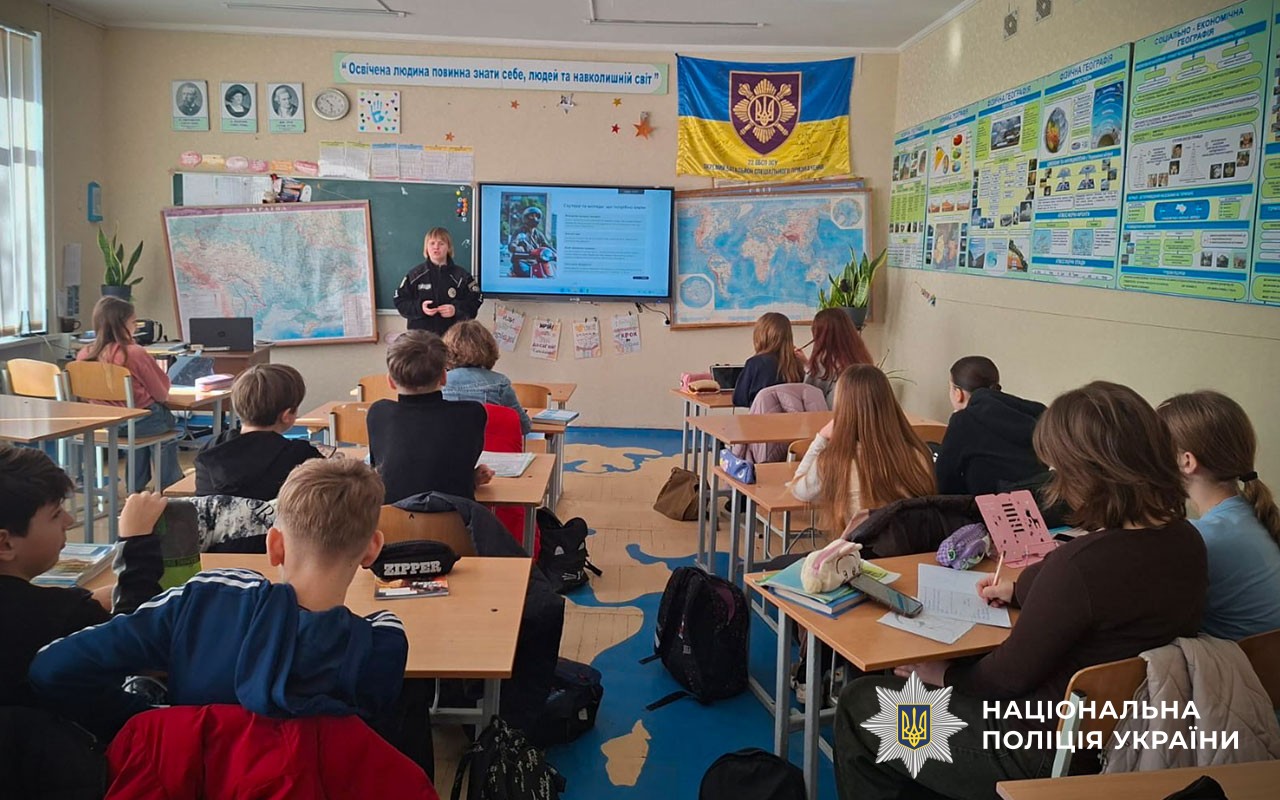 На Полтавщині поліцейські навчають дітей правил безпечної поведінки на дорозі